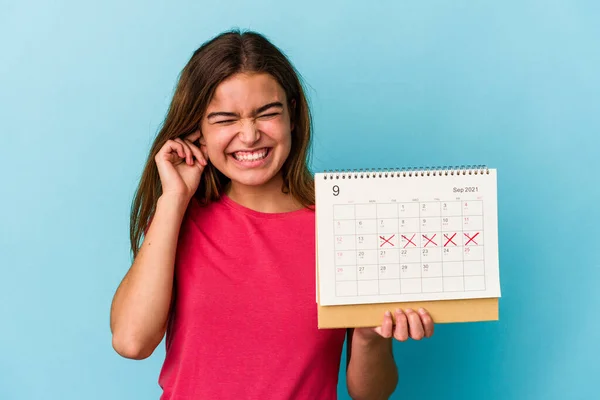 Giovane Donna Caucasica Che Tiene Calendario Isolato Sfondo Rosa Che — Foto Stock