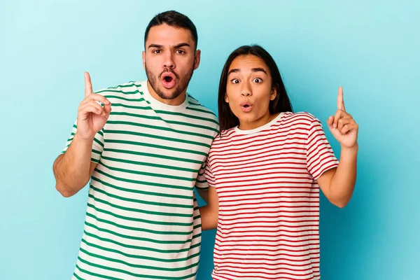 Jovem Casal Misto Isolado Fundo Azul Tendo Alguma Grande Ideia — Fotografia de Stock