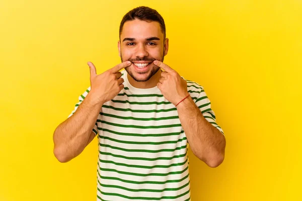 Mladý Běloch Izolovaný Žlutém Pozadí Usmívá Ukazuje Prsty Ústa — Stock fotografie