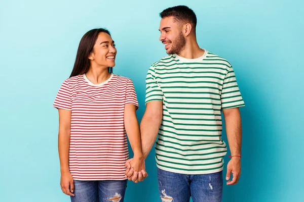 Jovem Casal Misto Isolado Fundo Azul — Fotografia de Stock