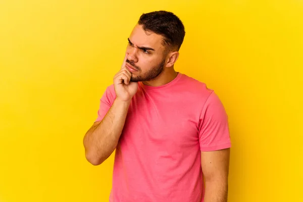 Joven Hombre Caucásico Aislado Sobre Fondo Amarillo Contemplando Planeando Una —  Fotos de Stock