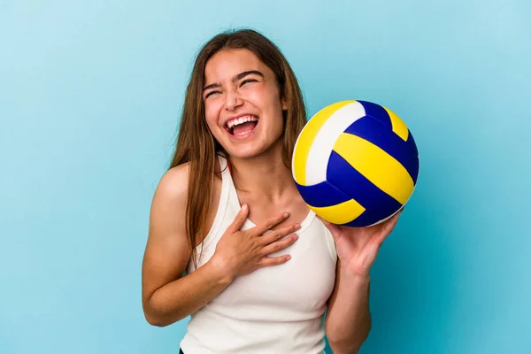 Jovem Caucasiana Jogando Vôlei Isolado Fundo Azul Voz Alta Mantendo — Fotografia de Stock