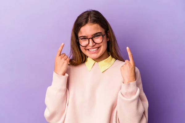 Молода Біла Жінка Ізольована Фіолетовому Фоні Вказує Обидва Пальці Вгору — стокове фото