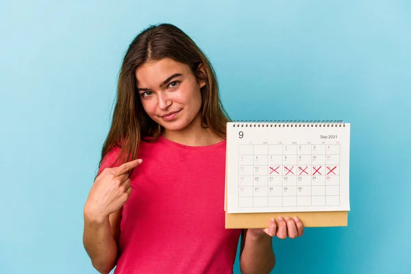 Giovane Donna Caucasica Possesso Calendario Isolato Sfondo Rosa Che Punta — Foto Stock