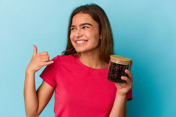 Jovem Caucasiana Segurando Frasco Café Isolado Fundo Azul Mostrando Gesto — Fotografia de Stock