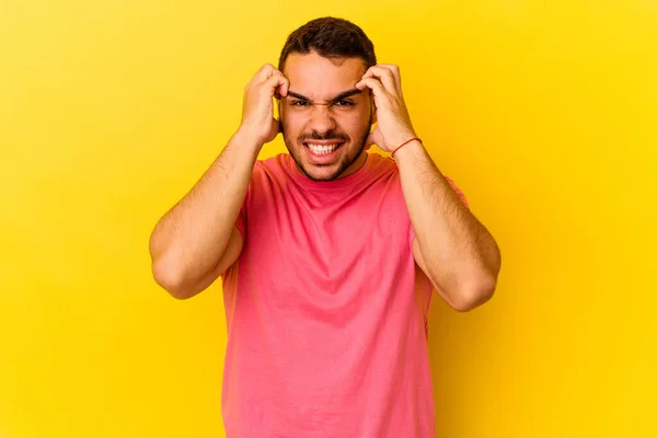 Jonge Blanke Man Geïsoleerd Gele Achtergrond Huilen Ongelukkig Met Iets — Stockfoto