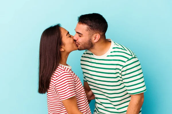 Pareja Joven Raza Mixta Aislada Sobre Fondo Azul — Foto de Stock