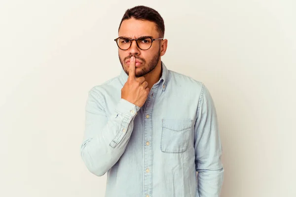 Joven Hombre Caucásico Aislado Sobre Fondo Blanco Pensando Mirando Hacia —  Fotos de Stock