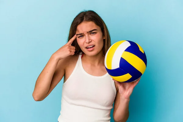 Молода Біла Жінка Грає Волейбол Ізольовано Синьому Фоні Показуючи Жест — стокове фото