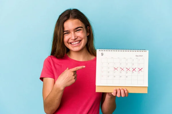 Giovane Donna Caucasica Possesso Calendario Isolato Sfondo Rosa Sorridente Indicando — Foto Stock