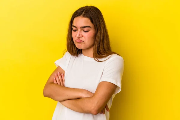 Mulher Branca Jovem Isolado Fundo Amarelo Cansado Uma Tarefa Repetitiva — Fotografia de Stock