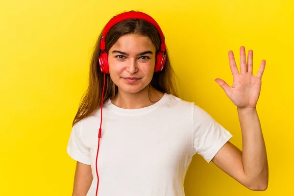 Νεαρή Καυκάσια Γυναίκα Που Ακούει Μουσική Απομονωμένη Κίτρινο Φόντο Χαμογελώντας — Φωτογραφία Αρχείου
