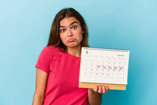 Giovane Donna Caucasica Che Tiene Calendario Isolato Sfondo Rosa Scrolla — Foto Stock