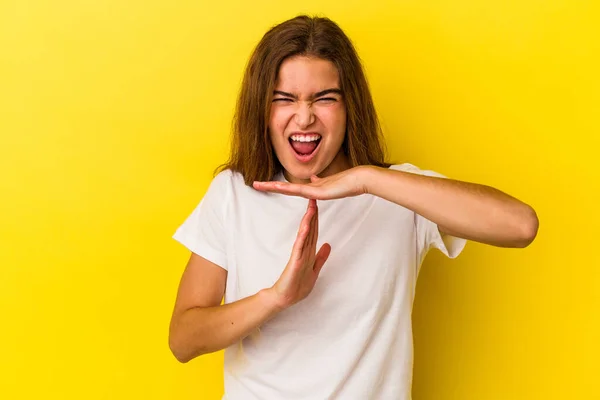 Young Caucasian Woman Isolated Yellow Background Showing Timeout Gesture — Stock Photo, Image