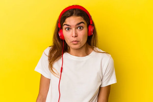 Νεαρή Καυκάσια Γυναίκα Που Ακούει Μουσική Απομονωμένη Κίτρινο Φόντο Ανασηκώνει — Φωτογραφία Αρχείου