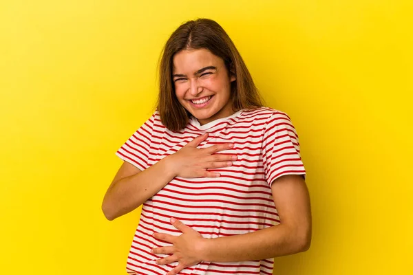 Mladá Běloška Žena Izolované Žlutém Pozadí Šťastně Směje Baví Držet — Stock fotografie