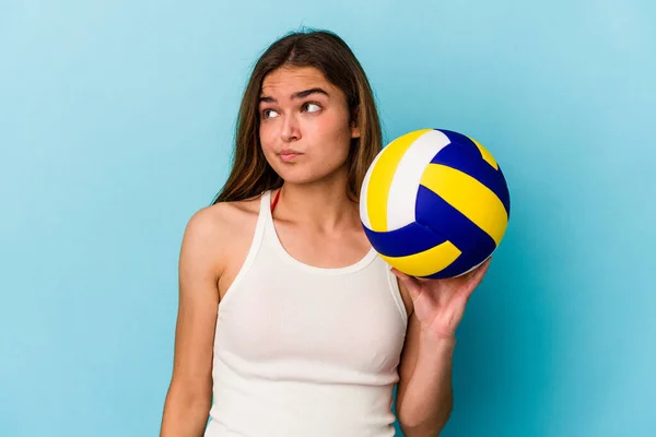 Молода Біла Жінка Грає Волейбол Ізольовано Синьому Фоні Збентежена Відчуває — стокове фото