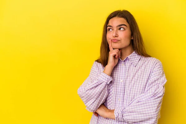 Young Caucasian Woman Isolated Yellow Background Looking Sideways Doubtful Skeptical — Stock Photo, Image