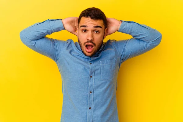 Jovem Caucasiano Isolado Fundo Amarelo Gritando Muito Animado Apaixonado Satisfeito — Fotografia de Stock