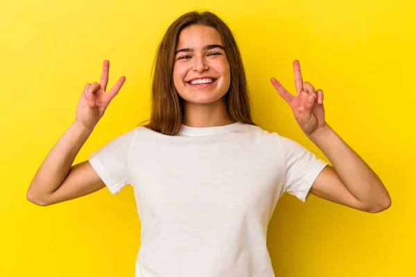 Jovem Caucasiana Isolada Fundo Amarelo Mostrando Sinal Vitória Sorrindo Amplamente — Fotografia de Stock