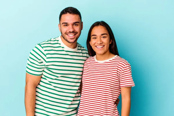 Jovem Casal Misto Isolado Fundo Azul Feliz Sorridente Alegre — Fotografia de Stock