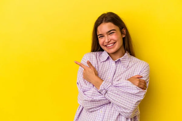 Mulher Caucasiana Jovem Isolado Fundo Amarelo Sorrindo Alegremente Apontando Com — Fotografia de Stock