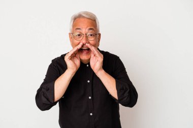 Beyaz arka planda izole edilmiş kıdemli Amerikalı bir adam bir dedikodu söylüyor, bir haber sunuyor..