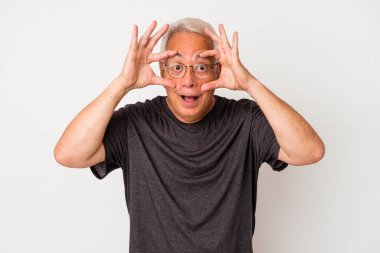 Beyaz arka planda izole edilmiş kıdemli Amerikalı bir başarı fırsatı bulmak için gözlerini açık tutuyor..