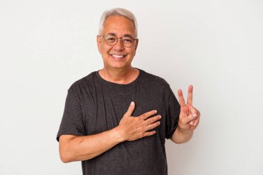 Üst düzey Amerikalı adam beyaz arka planda izole edilmiş yemin ediyor, elini göğsüne koyuyor..