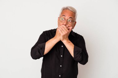 Üst düzey Amerikalı adam beyaz arka planda izole edilmiş. Düşünceli bir şekilde bir fotokopi odasına bakıyor. Ağzını eliyle kapatıyor..