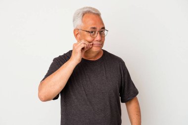 Üst düzey Amerikalı adam beyaz arka planda izole edilmiş ve parmakları dudaklarında bir sır saklıyor..