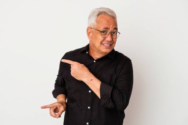 Beyaz arka planda izole edilmiş kıdemli Amerikalı adam işaret parmağıyla fotokopi alanını işaret ederek şok oldu..