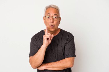 Beyaz arka planda izole edilmiş kıdemli Amerikalı adamın harika bir fikri var, yaratıcılık kavramı..