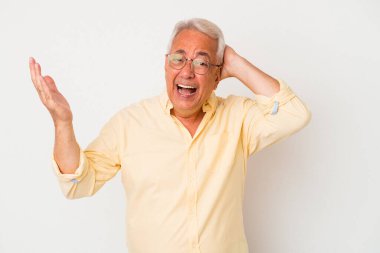 Beyaz arka planda izole edilmiş son sınıf Amerikalı adam öfkeyle bağırıyor..