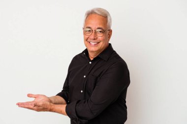 Beyaz arka planda izole edilmiş kıdemli Amerikalı bir adamın elinde bir fotokopi odası var..