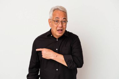 Beyaz arka planda izole edilmiş kıdemli Amerikalı adam...