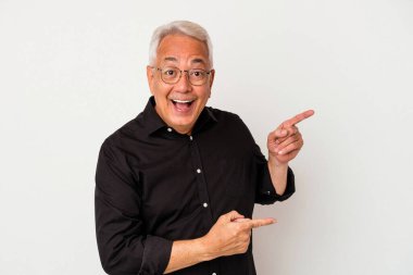 Beyaz arka planda izole edilmiş kıdemli Amerikalı adam işaret parmağıyla işaret ettiği için heyecanlı..