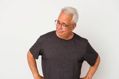 Beyaz arka planda izole edilmiş kıdemli Amerikalı omuz silkiyor ve gözleri açık..