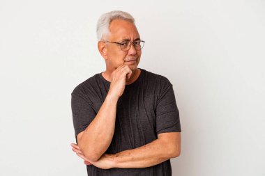 Üst düzey Amerikalı adam beyaz arka planda izole edilmiş düşünüyor, bakıyor, yansıtıyor, düşünüyor, bir fantezi kuruyor..