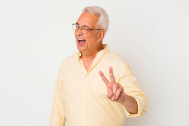 Beyaz arka planda izole edilmiş kıdemli Amerikalı adam iki numarayı parmaklarıyla gösteriyor..