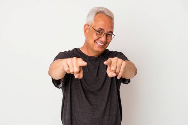 Üst düzey Amerikalı, beyaz arka planda izole edilmiş, parmaklarıyla ön tarafı işaret ediyor..