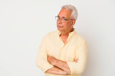 Beyaz arka planda izole edilmiş kıdemli bir Amerikalı şüpheli, belirsiz, seni muayene ediyor..