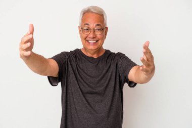 Beyaz arka planda izole edilmiş kıdemli Amerikalı bir adam zaferi ya da başarıyı kutluyor, şaşırıyor ve şok oluyor..