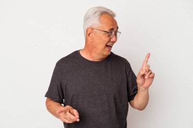 Beyaz arka planda izole edilmiş kıdemli Amerikalı adam farklı fotokopi alanlarını gösteriyor, birini seçiyor, parmaklarıyla gösteriyor..