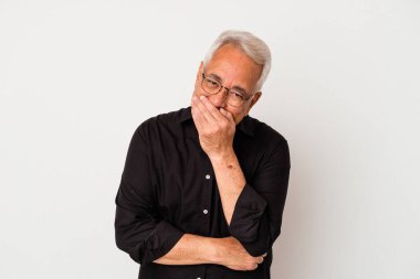 Beyaz arka planda izole edilmiş kıdemli Amerikalı adam gülüyor, kaygısız, doğal duygu..