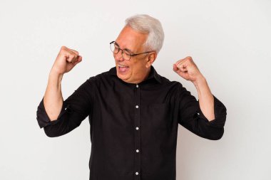 Beyaz arka planda izole edilmiş kıdemli bir Amerikalı zafer kazandıktan sonra yumruğunu kaldırıyor..