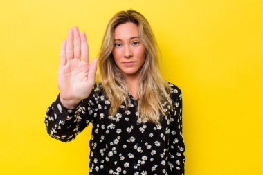 Genç Avustralyalı bir kadın elini uzatmış, 