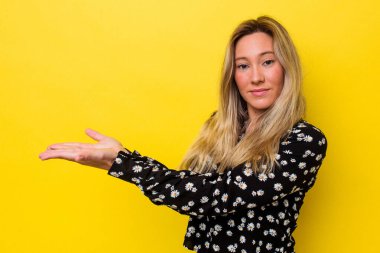 Avustralyalı genç bir kadın avucunun içinde bir kopya alanı tutuyor..