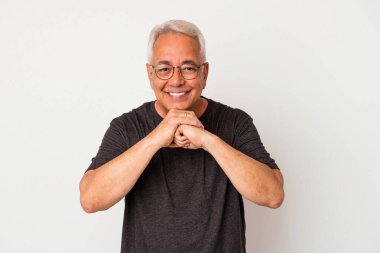 Beyaz arka planda izole edilmiş kıdemli Amerikalı adam ellerini çenesinin altında tutuyor ve mutlu bir şekilde yan tarafa bakıyor..