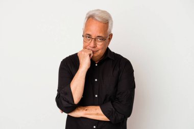 Beyaz arka planda izole edilmiş kıdemli bir Amerikalı üzgün ve düşünceli bir şekilde fotokopi odasına bakıyor..